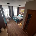 Проживання в сім'ї Julia *