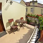 Проживання в сім'ї Julia *